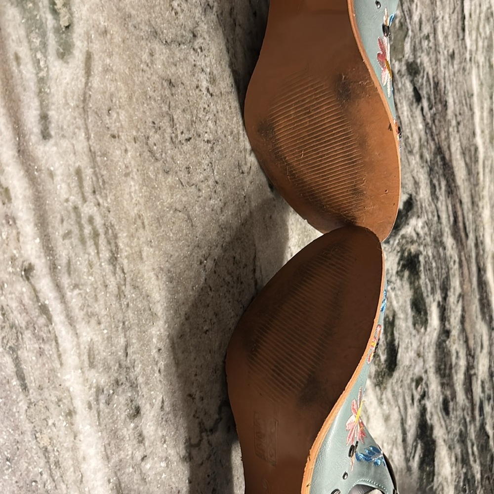 Cute shoes! - Picture 3 of 3